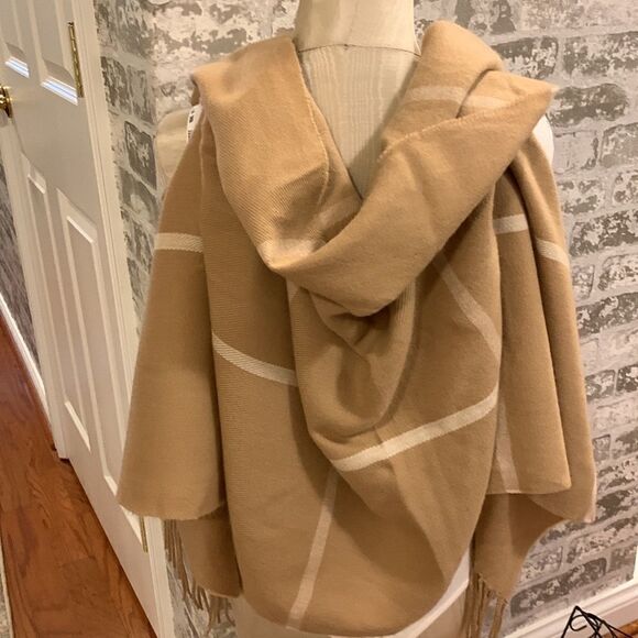 Shawl/kimono/wrap with arm holes. This is a one size fits all! - Picture 4 of 4